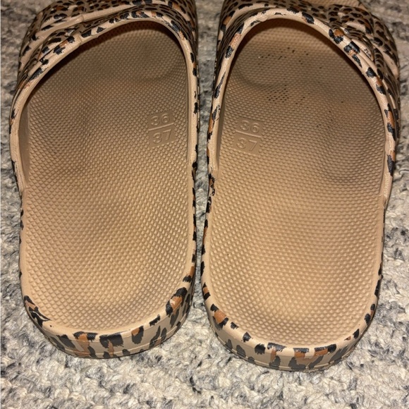 Leopard Print Kids Sandals - Picture 2 of 3